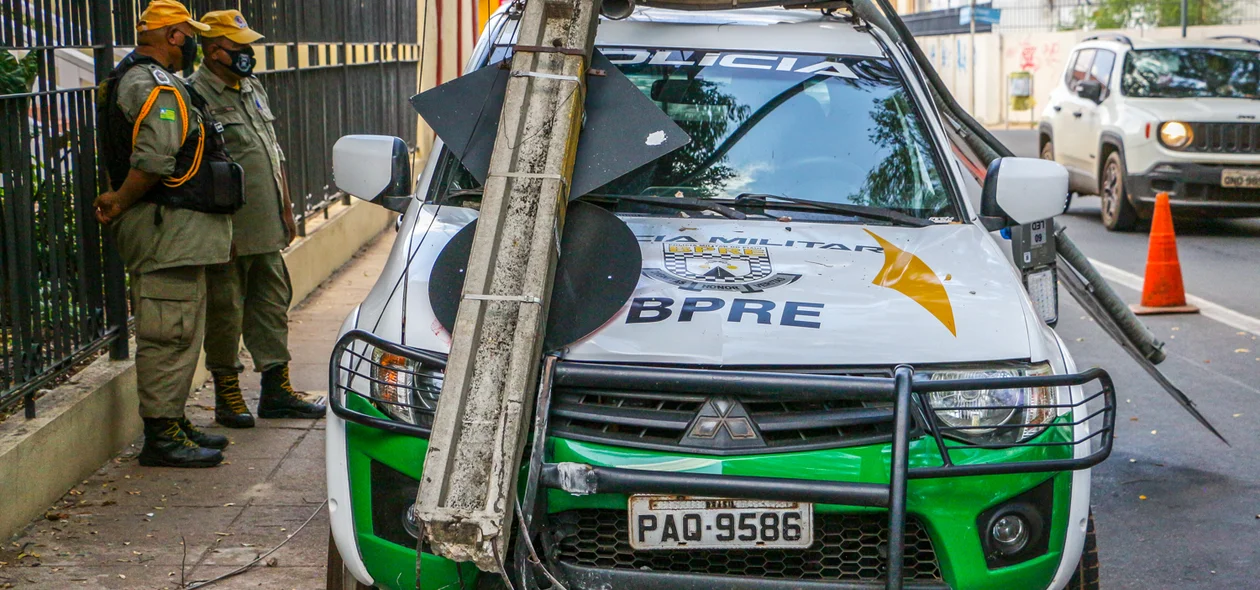 Viatura do BPRE colidiu com poste