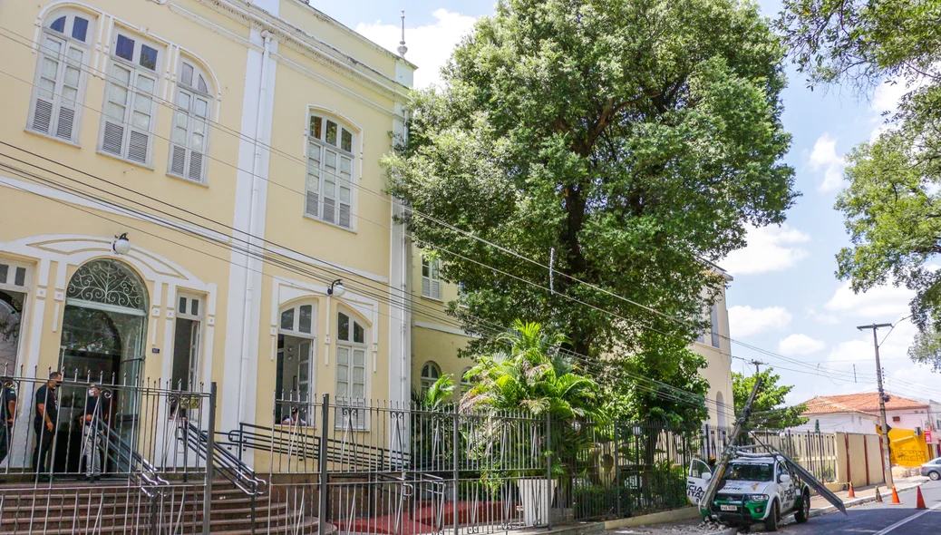 Viatura em frente ao Colégio Diocesano