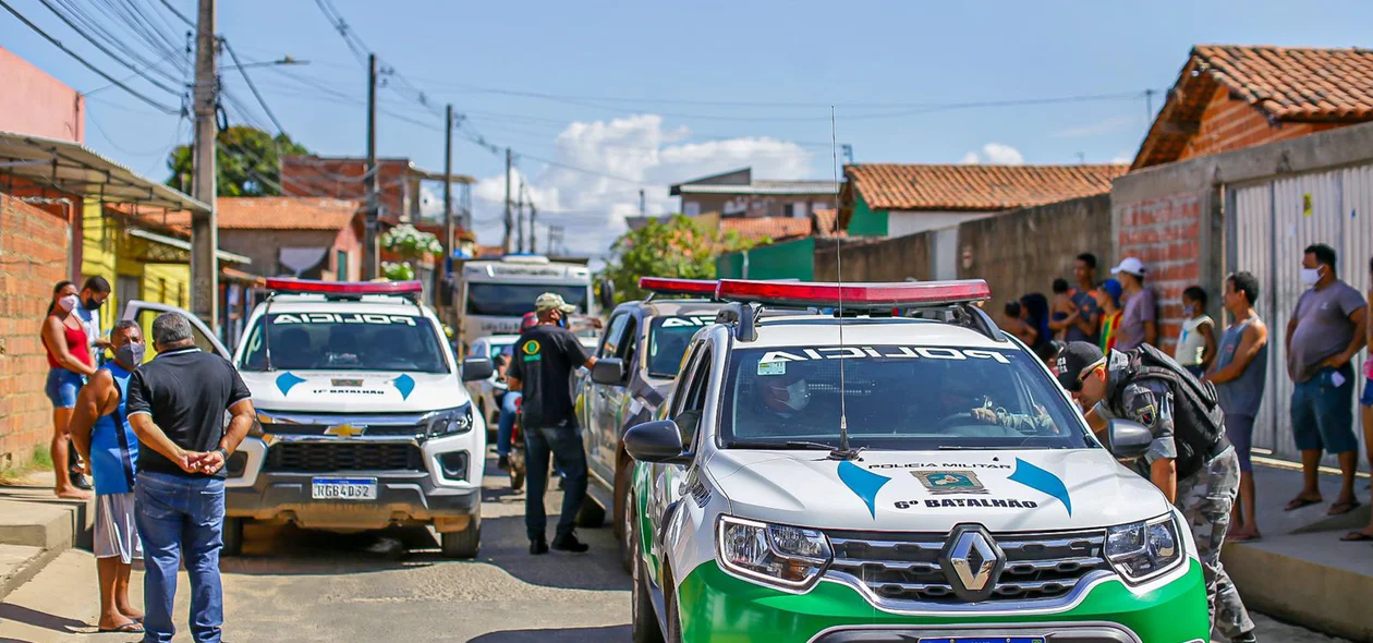 Viaturas da Polícia Militar no local do crime
