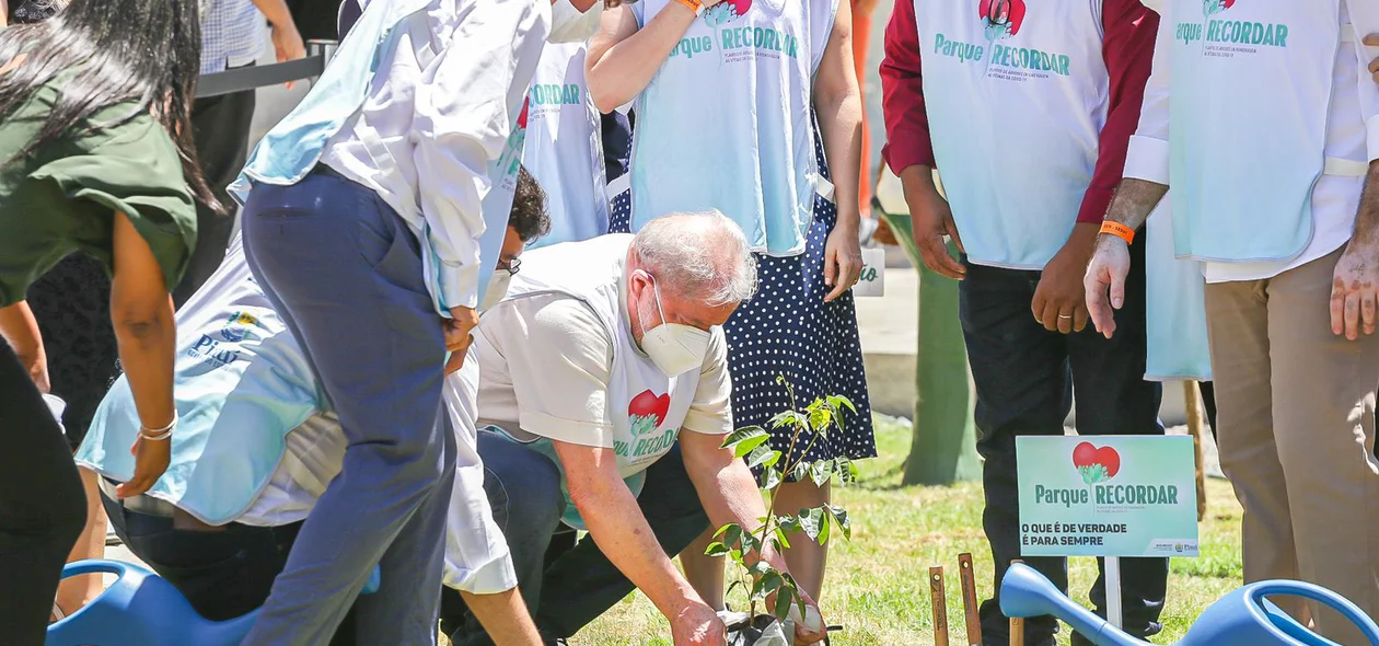 Vítimas da covid-19 recebem homenagem do ex-presidente Lula