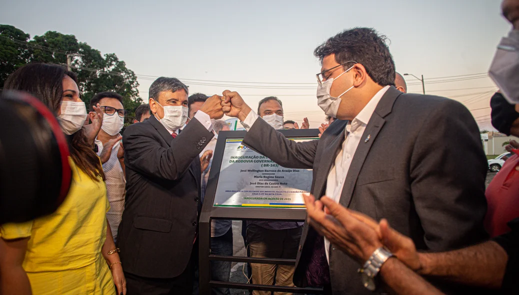 Wellington Dias e Rafael Fonteles inaugurando a duplicação da BR 343