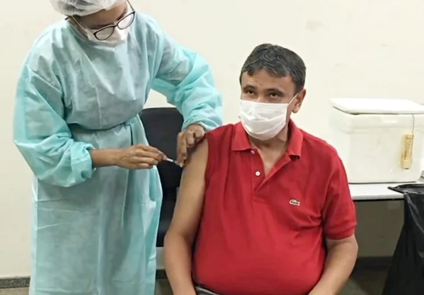 Wellington Dias recebe a 2ª dose da vacina
