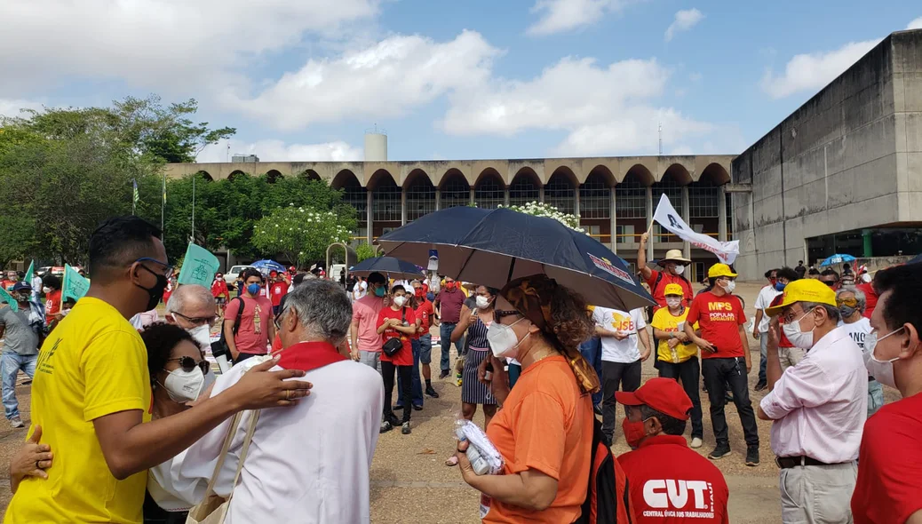 A concentração ocorreu na frente da Alepi