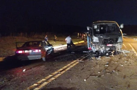 Acidente entre caminhonete e micro-ônibus na BR 282