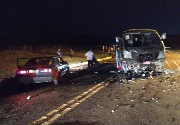 Acidente entre caminhonete e micro-ônibus na BR 282