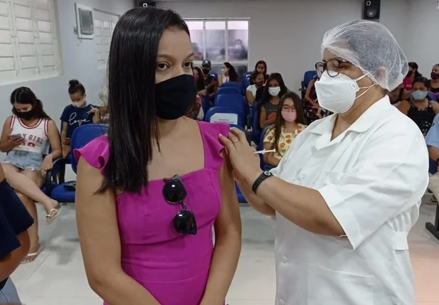 Adolescente sendo vacinado no Piauí