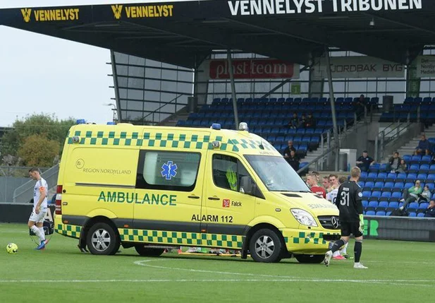 Ambulância no campo de futebol
