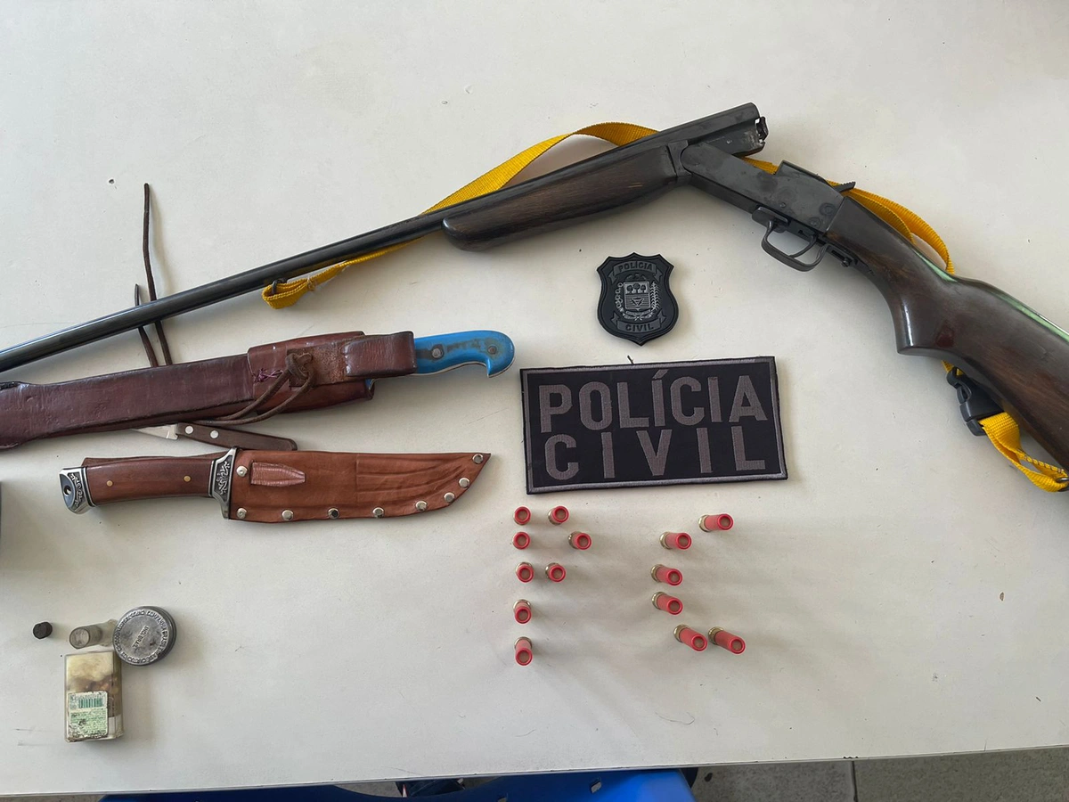 Arma apreendida com o suspeito
