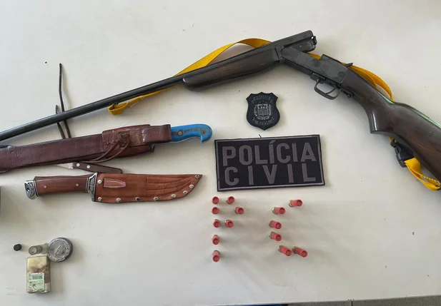 Arma apreendida com o suspeito