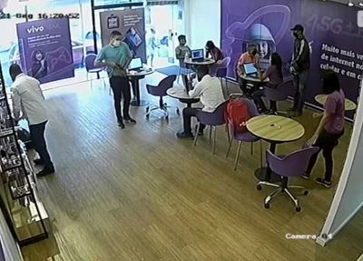 Assaltantes na loja da Vivo