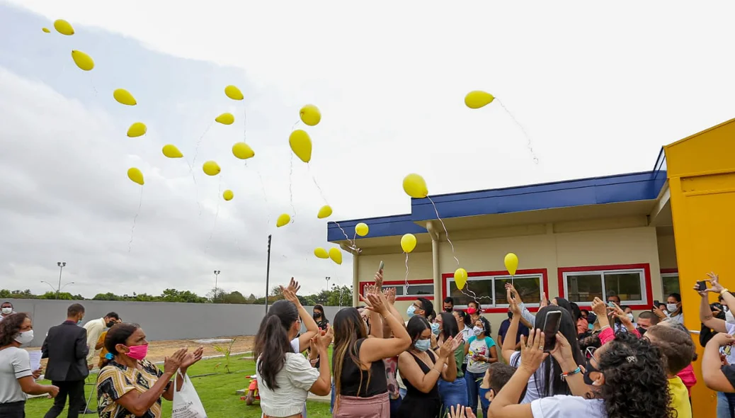 Balões jogados ao céu na inauguração da CMEI