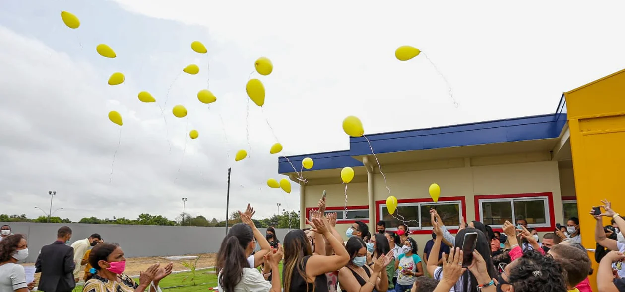 Balões jogados ao céu na inauguração da CMEI