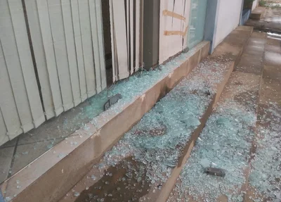 Bandidos destruíram porta de vidro