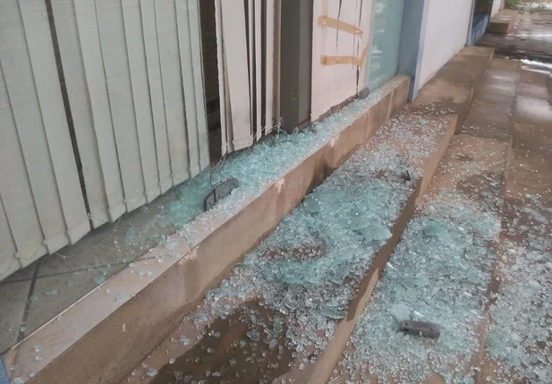 Bandidos destruíram porta de vidro
