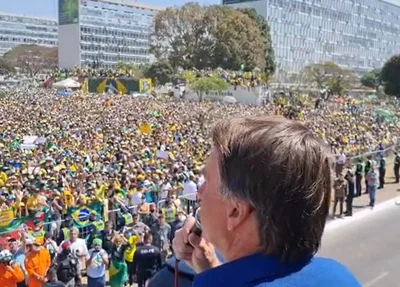 Bolsonaro discursa na Praça dos Três Poderes