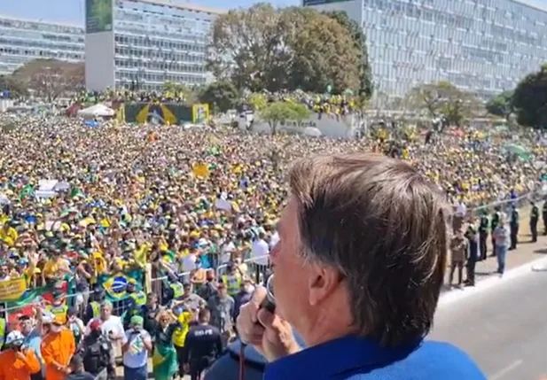 Bolsonaro discursa na Praça dos Três Poderes