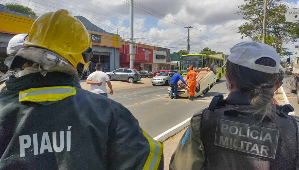 Bombeiros e Ciptran no local do acidente