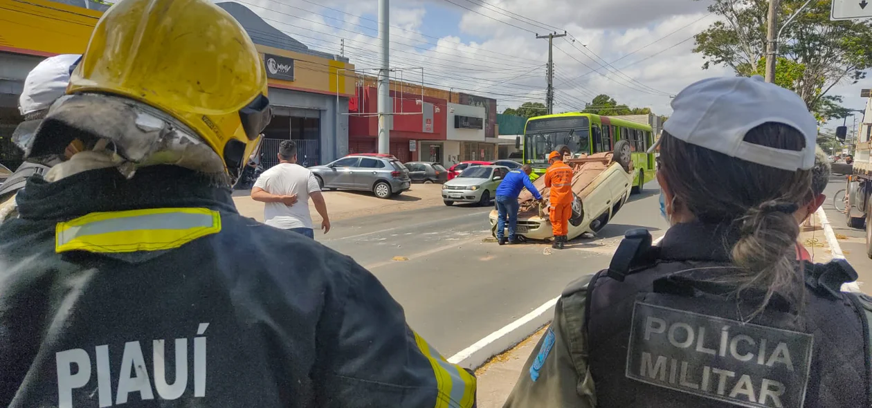 Bombeiros e Ciptran no local do acidente