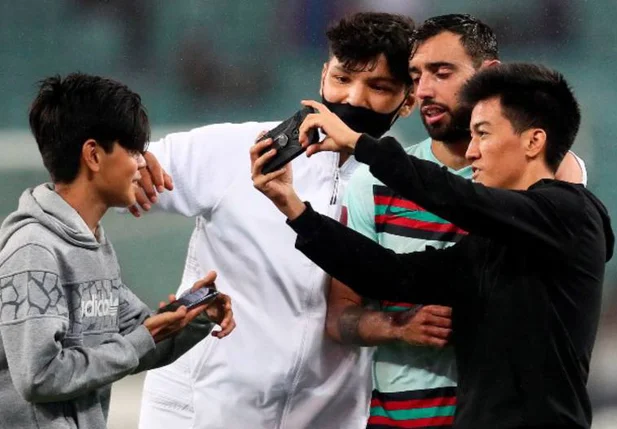 Bruno Fernandes foi tietado por algumas pessoas que invadiram o campo após o apito final