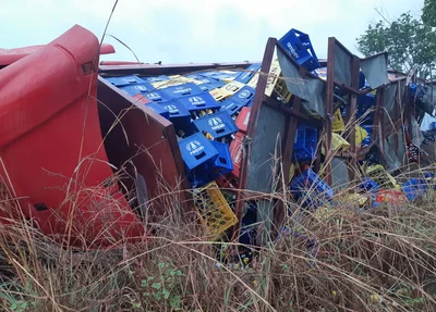 Caminhão carregado com cervejas tomba na BR 343 em Campo Maior