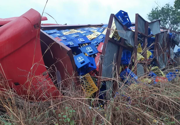 Caminhão carregado com cervejas tomba na BR 343 em Campo Maior