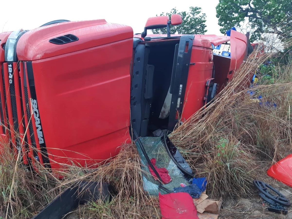 Caminhão ficou destruído