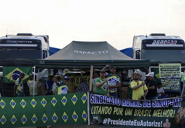 Caminhoneiros protestam na Praça dos Três Poderes