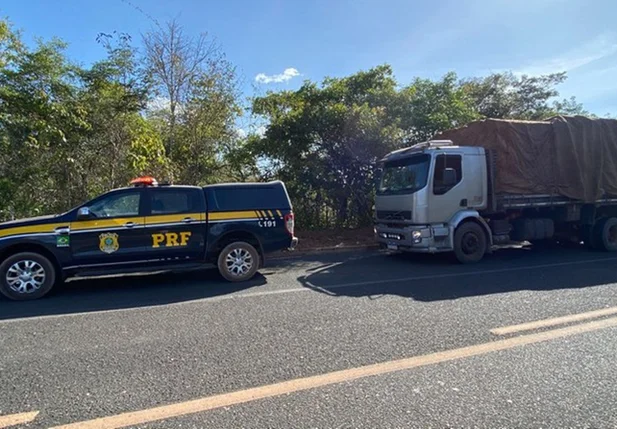 Carga de madeira apreendida pela PRF em Matias Olimpio