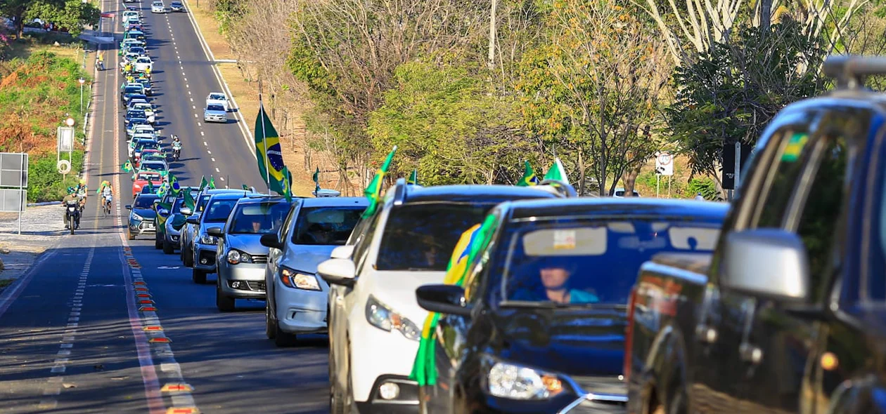 Carreata em ato pró-Bolsonaro reúne várias pessoas na Av. João XXlll