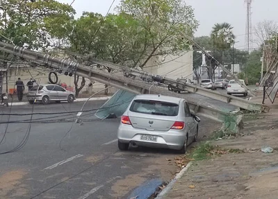 Carro atingido por poste