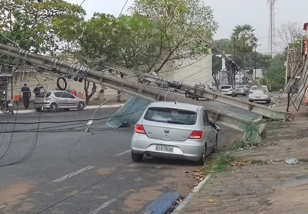 Carro atingido por poste
