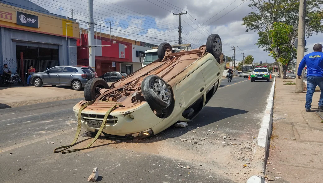 Carro capota após colidir em caminhão na Avenida Presidente Kennedy