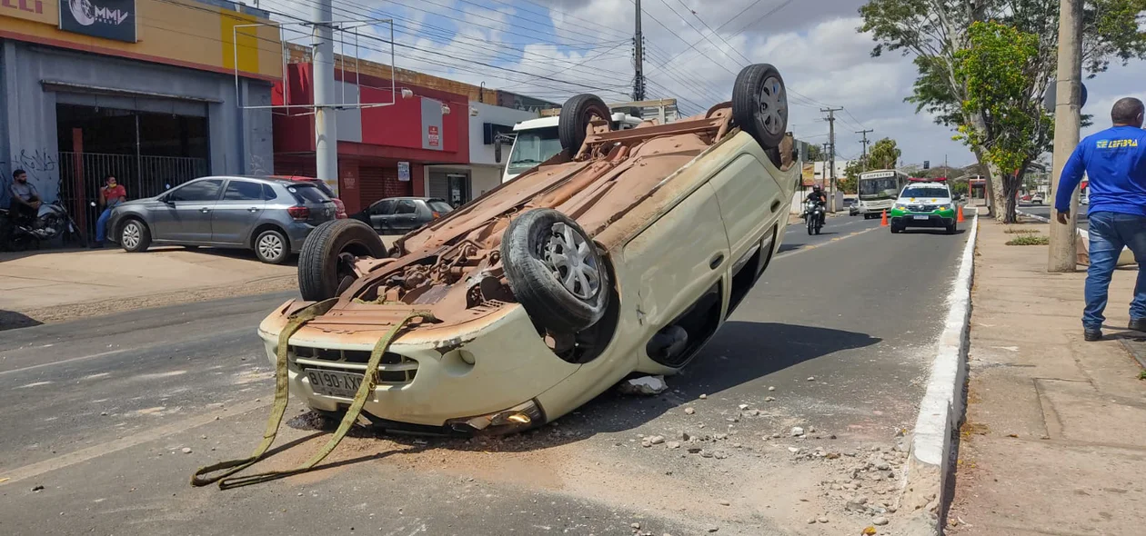 Carro capota após colidir em caminhão na Avenida Presidente Kennedy
