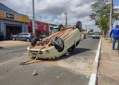 Carro capota após colidir em caminhão na Avenida Presidente Kennedy