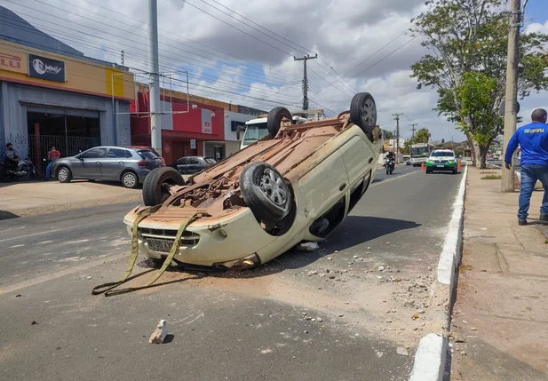 Carro capota após colidir em caminhão na Avenida Presidente Kennedy