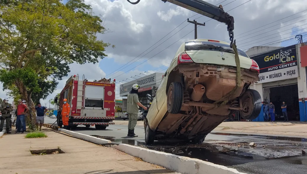 Carro capotou na Kennedy