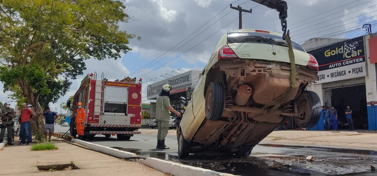 Carro capotou na Kennedy