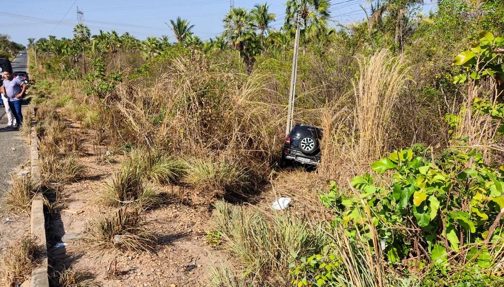 Carro envolvido no acidente acabou descendo um barranco