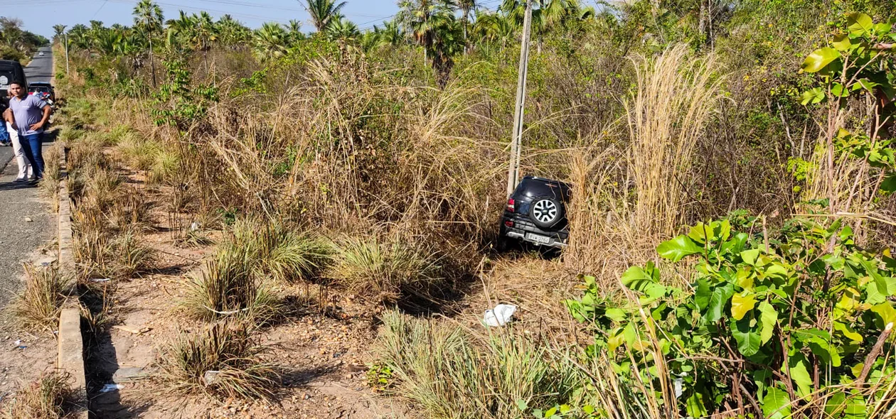 Carro envolvido no acidente acabou descendo um barranco