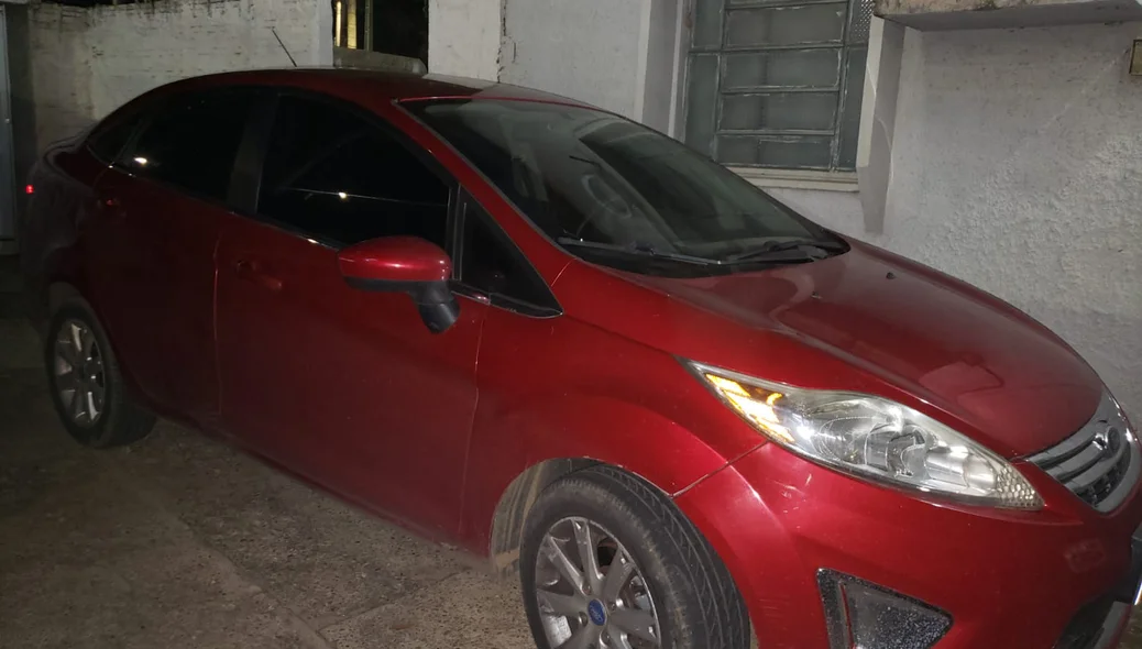 Carro também foi apreendido