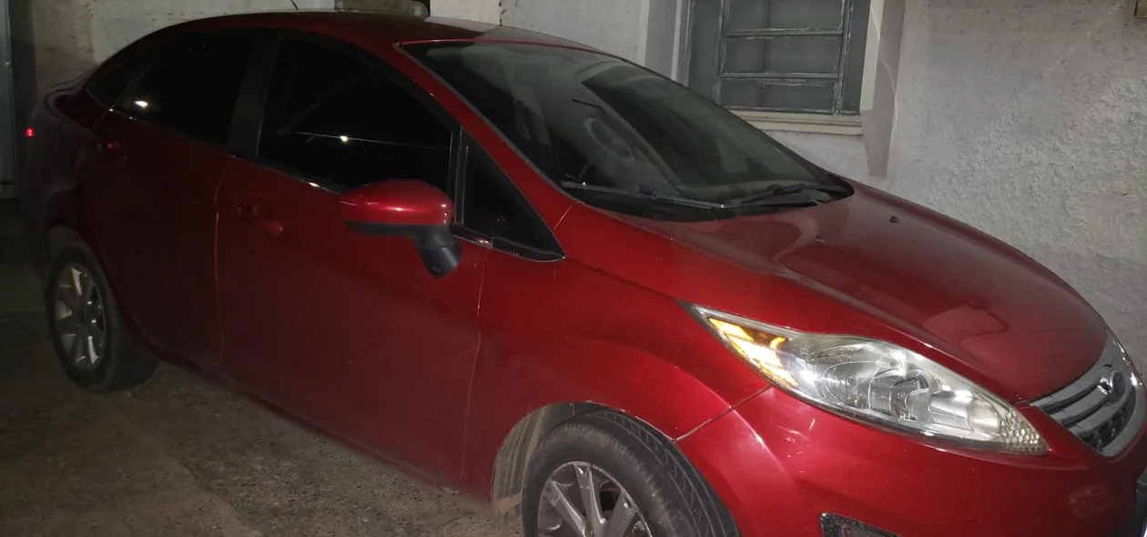 Carro também foi apreendido
