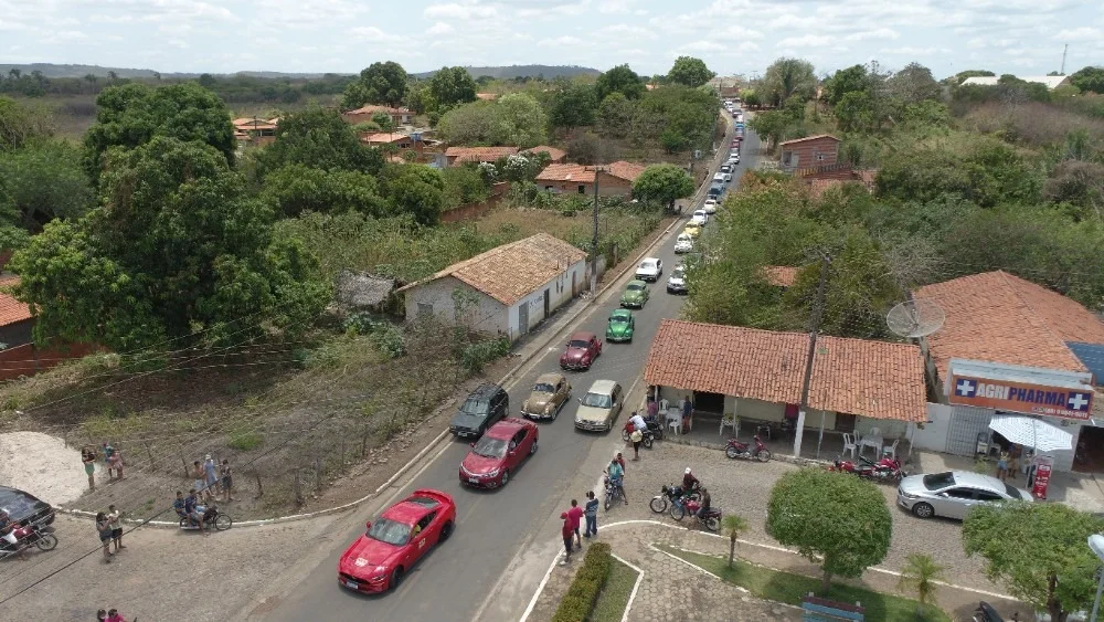 Carros em Passeio pelas ruas de Agricolândia