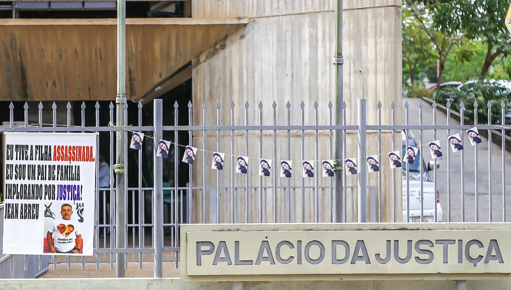 Cartazes na frente do Palácio da Justiça