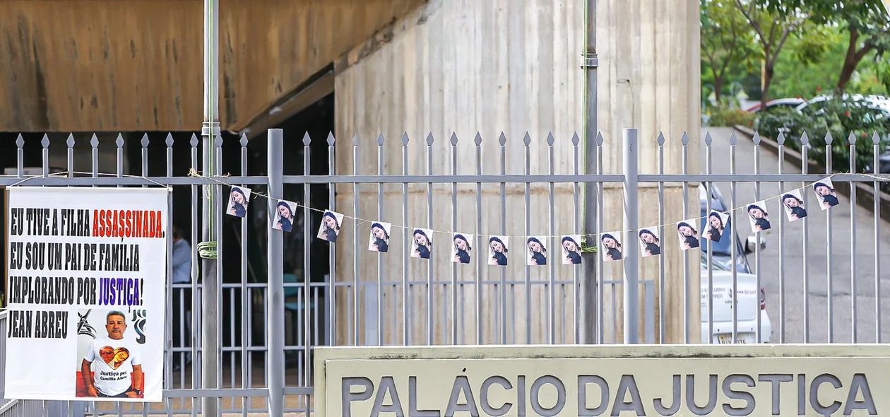 Cartazes na frente do Palácio da Justiça