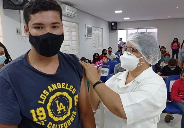 Cidades do Piauí vacinam adolescentes contra a covid