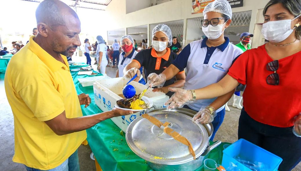 Cliente comendo peixe durante ação