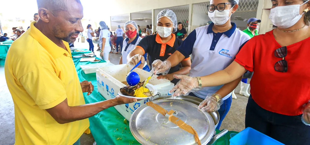 Cliente comendo peixe durante ação