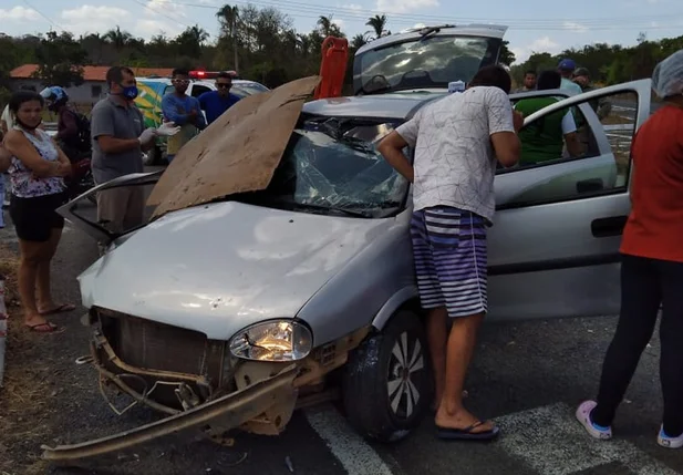 Colisão entre carros deixa dois feridos na BR-316