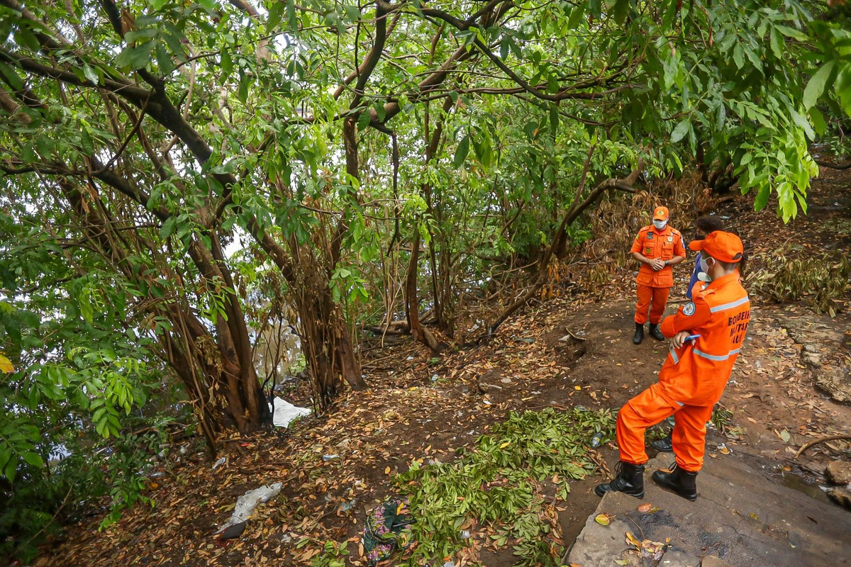 Corpo de mulher foi retirado da água pelos bombeiros