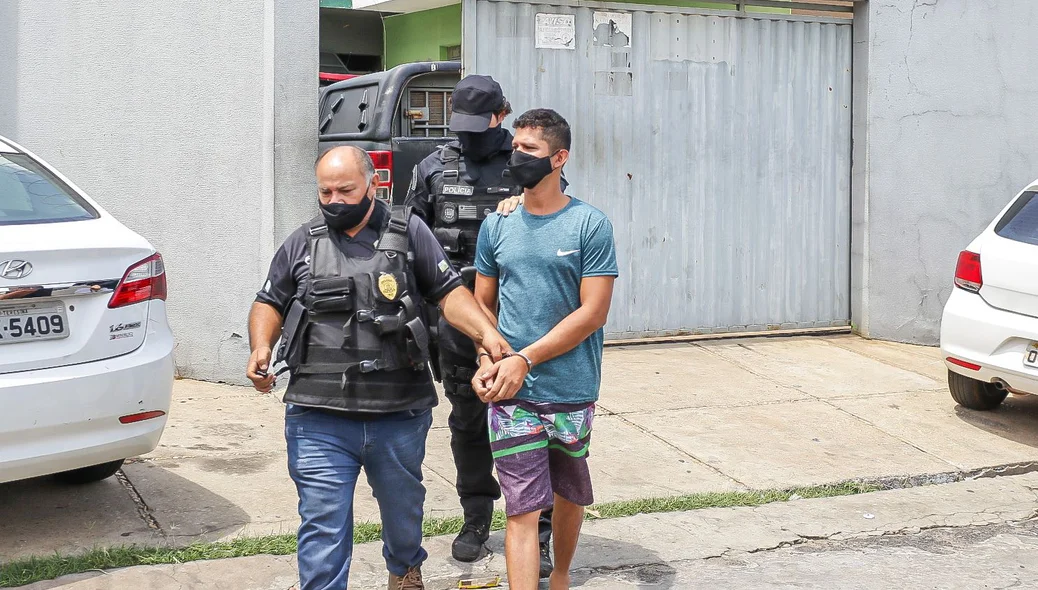 Denis saindo da Central de Flagrantes